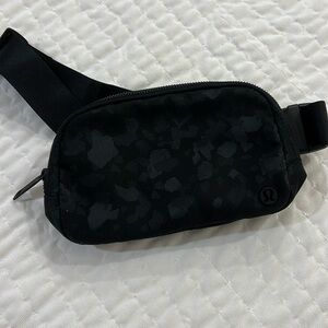 Lululemon everywhere belt bag